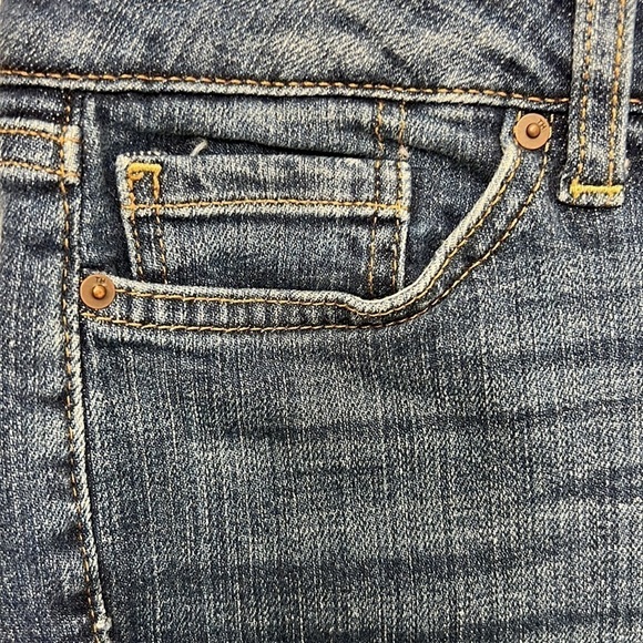 Tommy Hilfiger Bermuda jean shorts,  distressed lines across the front, Sz 0 - Picture 4 of 10